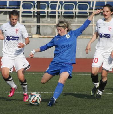 Елена Терехова (в синей форме)